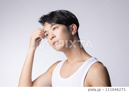 白バックのヘアスタイルを気にする男性ポートレート 111846271