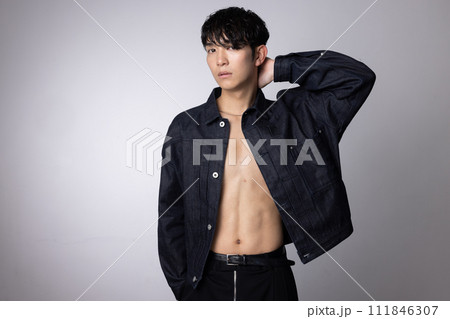 若い男性のジーンズファッションイメージ 若い男性のジーンズファッションイメージ 111846307