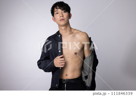 若い男性のジーンズファッションイメージ 111846339