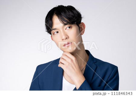 若い男性のメンズメイクアップイメージ 111846343