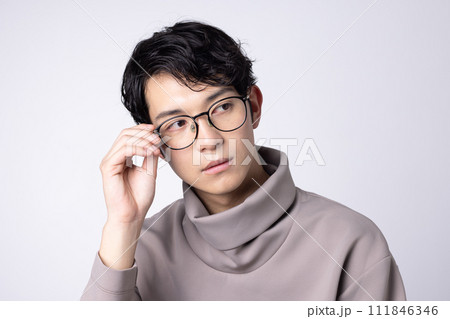 眼鏡をかけた若い男性のポートレート 111846346