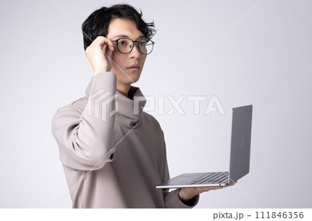 眼鏡をかけた若い男性のPC操作イメージ 111846356