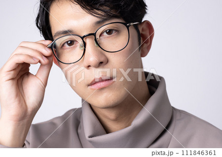 眼鏡をかけた若い男性のポートレート 111846361