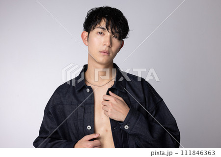 若い男性のジーンズファッションイメージ 若い男性のジーンズファッションイメージ 111846363