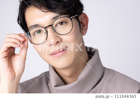 眼鏡をかけた若い男性のポートレート 111846365