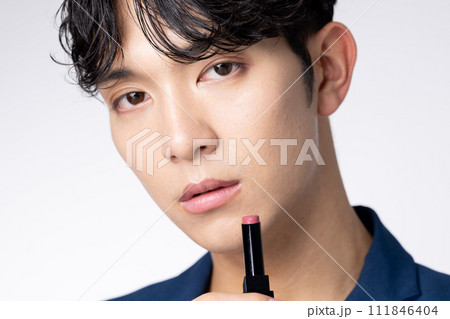 若い男性のメンズメイクアップイメージ 若い男性のメンズメイクアップイメージ 111846404