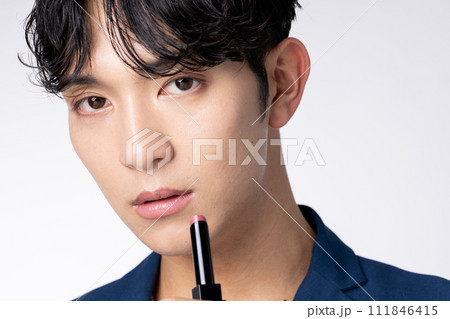若い男性のメンズメイクアップイメージ 若い男性のメンズメイクアップイメージ 111846415