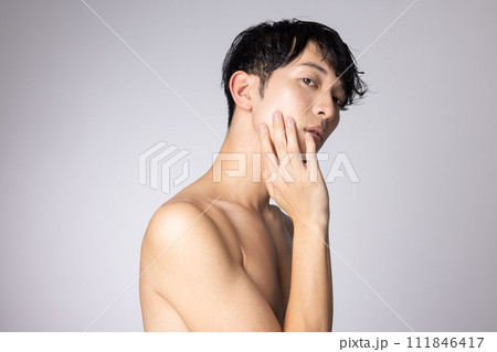 若い男性の上半身アップポートレート 111846417
