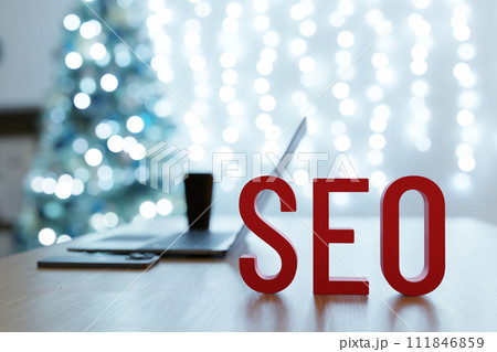 検索エンジン最適化「SEO」のイメージの3Dイラスト 111846859