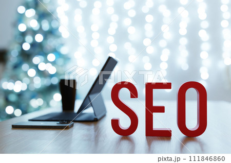 検索エンジン最適化「SEO」のイメージの3Dイラスト 111846860