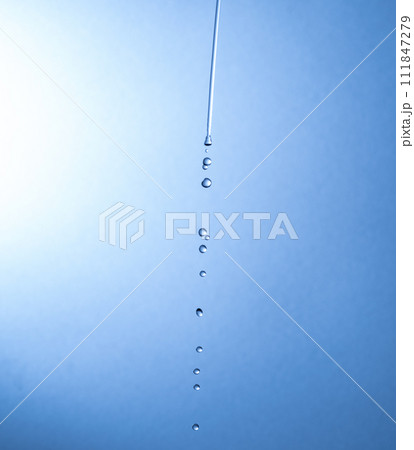 落下する水滴 落下する水滴 111847279