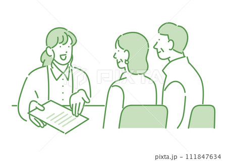 シニア夫婦に契約内容の説明をする女性 シニア夫婦に契約内容の説明をする女性 111847634