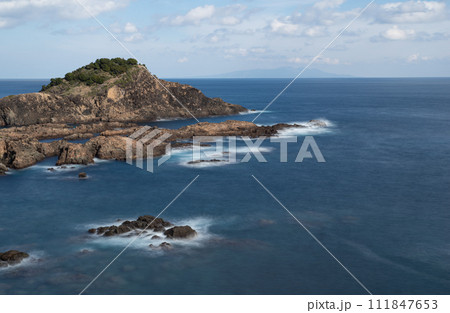 綺麗な海と青い空 111847653
