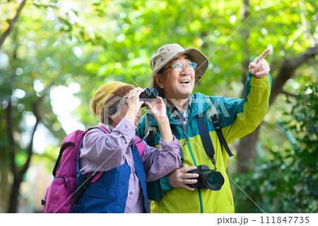 ハイキングをするシニア夫婦 ハイキングをするシニア夫婦 111847735