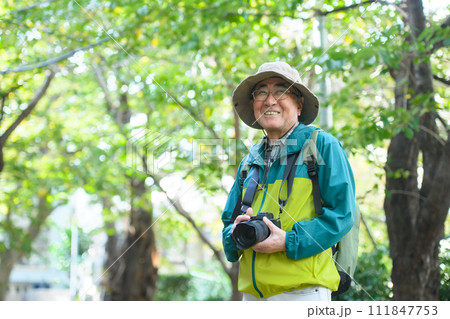ハイキングをするシニア夫婦 ハイキングをするシニア夫婦 111847753