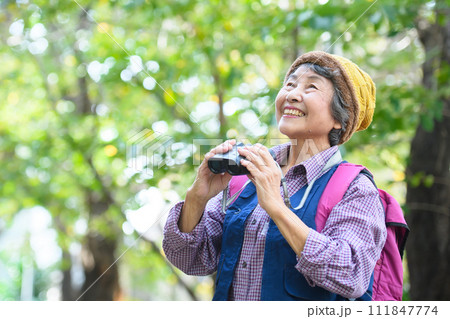 ハイキングをするシニア夫婦 ハイキングをするシニア夫婦 111847774