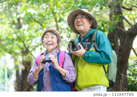 ハイキングをするシニア夫婦 111847789