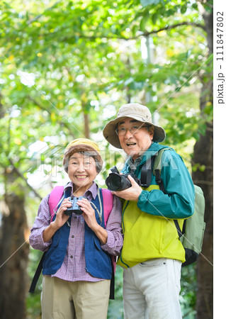 ハイキングをするシニア夫婦 111847802