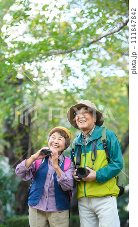 ハイキングをするシニア夫婦 111847842