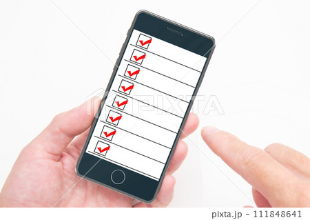 リストを確認する人の手元 111848641