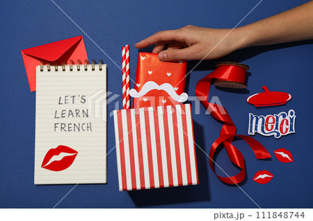 Notepad with the message of learning the French language. 111848744