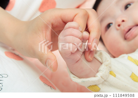 【赤ちゃん　可愛い手】 111849508