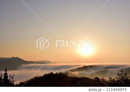 田之原展望台からの美郷町の両国おろし(雲海) 田之原展望台からの美郷町の両国おろし(雲海) 111849973