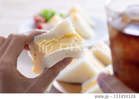 タマゴサンドを食べる タマゴサンドを食べる 111850128