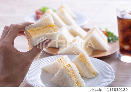 タマゴサンドを食べる タマゴサンドを食べる 111850129