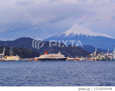 静岡県　にっぽん丸と富士山　1月 111850549