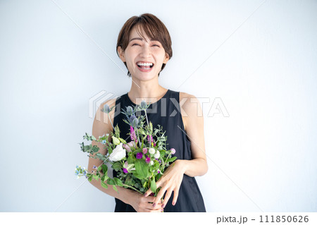 花束を持つ女性 花束を持つ女性 111850626