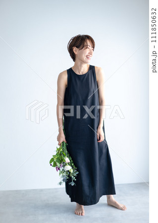 花束を持った女性のポートレート 花束を持った女性のポートレート 111850632