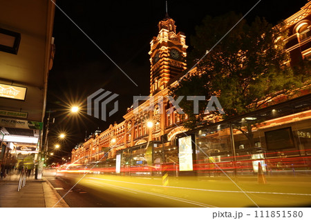 夜のオーストラリアメルボルンフリンダース駅前を長時間露光 夜のオーストラリアメルボルンフリンダース駅前を長時間露光 111851580