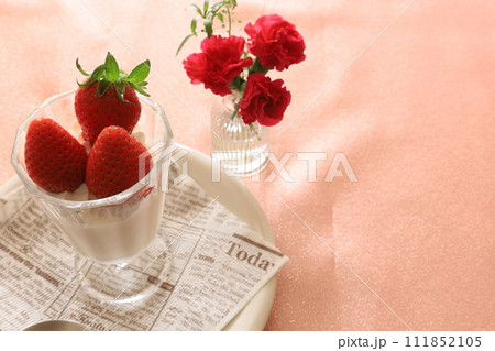 イチゴを飾ったムース 111852105