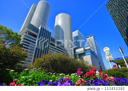 【愛知県】晴天のJR名古屋駅前風景 【愛知県】晴天のJR名古屋駅前風景 111852282