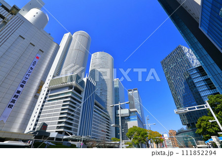 【愛知県】晴天のJR名古屋駅前風景 111852294