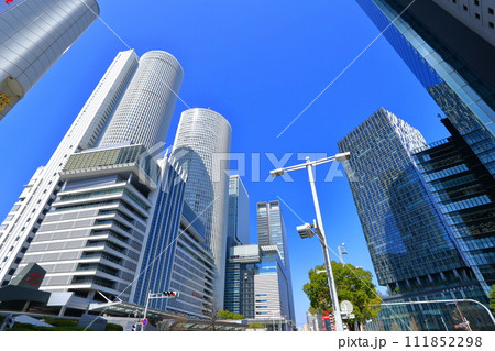 【愛知県】晴天のJR名古屋駅前風景 【愛知県】晴天のJR名古屋駅前風景 111852298