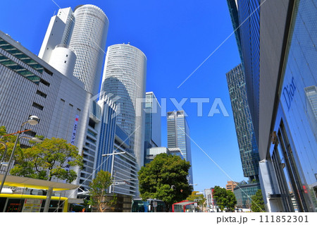 【愛知県】晴天のJR名古屋駅前風景 【愛知県】晴天のJR名古屋駅前風景 111852301