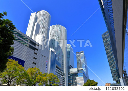 【愛知県】晴天のJR名古屋駅前風景 111852302