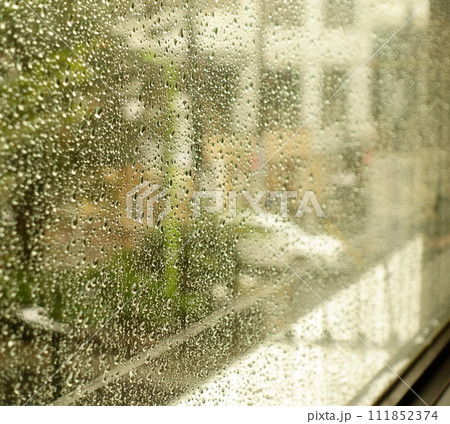 ガラス窓の雨だれ ガラス窓の雨だれ 111852374
