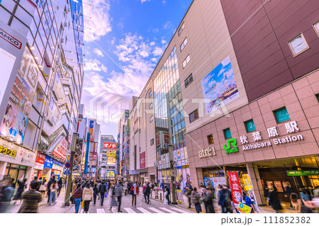 日本の東京都市景観 外国人観光客らで賑わう秋葉原駅前(中央通りではホコ天実施)…=2月18日 日本の東京都市景観 外国人観光客らで賑わう秋葉原駅前(中央通りではホコ天実施)…=2月18日 111852382