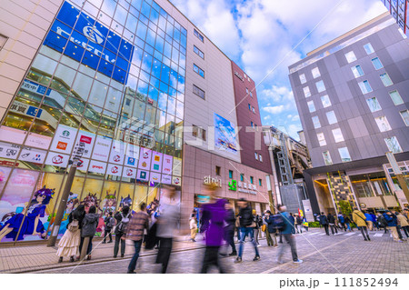 日本の東京都市景観 外国人観光客らで賑わう秋葉原駅前（中央通りではホコ天実施）…＝2月18日 111852494