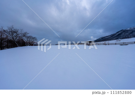 冬の蒜山牧場の風景 冬の蒜山牧場の風景 111852880
