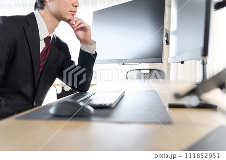 考える経営者の手元 考える経営者の手元 111852951