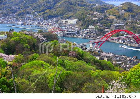 【広島県】桜が満開の音戸大橋とスーパージェット 111853047