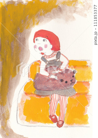 座って横を見上げる女の子 111853377