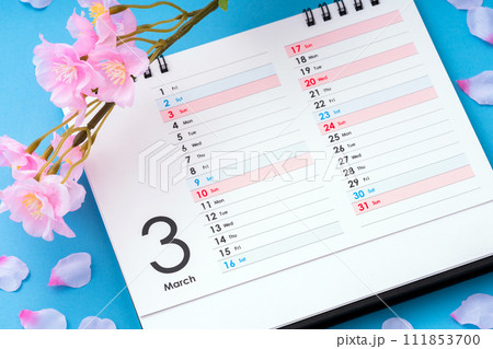 3月カレンダーと桜 111853700