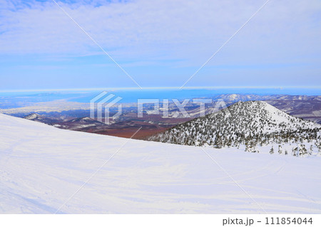 青森県八甲田山頂公園から望む冬景色 111854044
