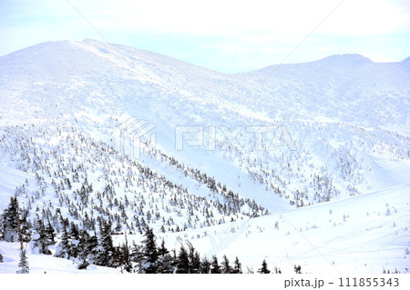 青森県八甲田山頂公園から望む冬の赤倉岳と井戸岳 111855343