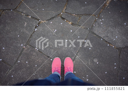 ピンクのスニーカー 111855821